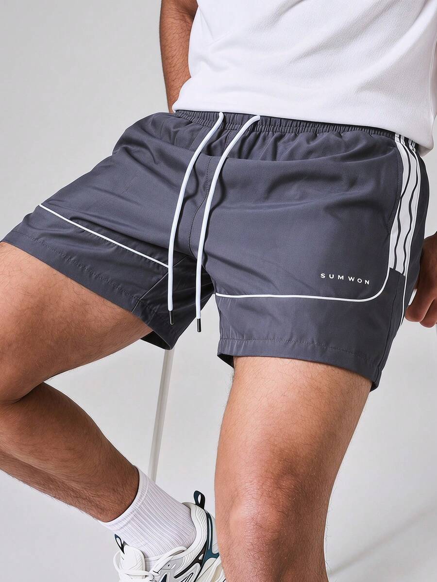 SUMWON Quần short cạp chun có dây rút, viền tương phản và logo thương hiệu, thích hợp mặc mùa hè. - Màu xám đen - Xem 1