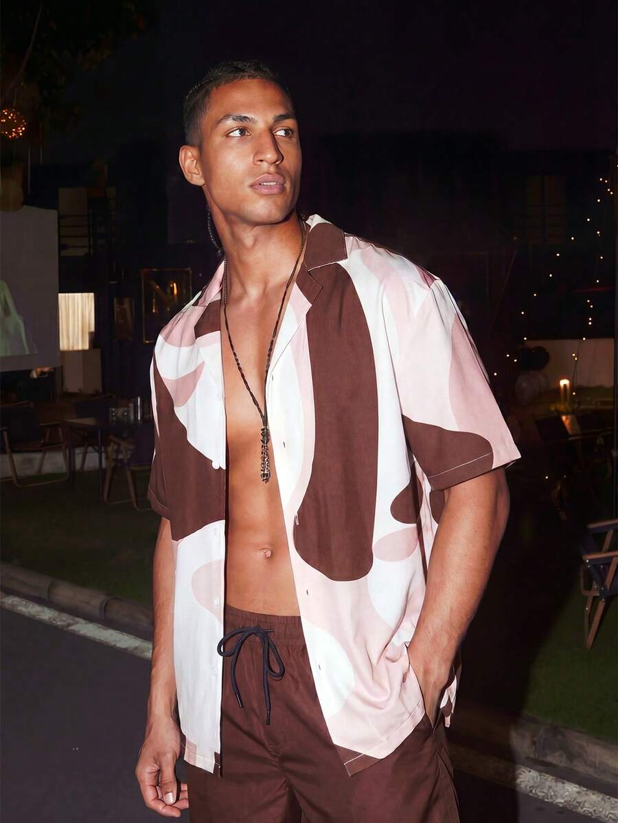 Manfinity KASUA Conjunto playero casual de camisa de manga corta con estampado geométrico de una sola hilera de botones y pantalones cortos para hombres, hawaiano - Café integral - Ver 1