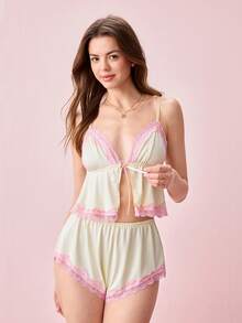 Bonmuse 2件組女款黃色深V領蕾絲拼接露背短上衣與短褲睡衣套裝，夏季居家休閒睡衣 - 黃色 - 查看 5