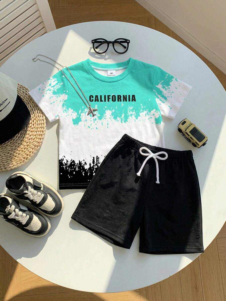 小男孩紮染「CALIFORNIA」黑色字母柔軟針織印花圓領短袖T恤,搭配彈性腰黑色針織短褲配白色蝴蝶結裝飾,極簡百搭,適合4Y-7Y,紮染元素,英文字母 - 彩色 - 查看 1