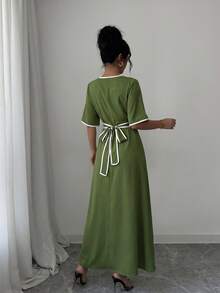 Selianne 女士新款春夏设计杏色撞色黑色V领荷叶袖撞色系带腰身宽松撞色腰带A字开衩休闲度假优雅高品质长裙 - 軍綠色 - 查看 2
