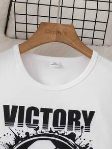 SHEIN 1 bộ đồ mặc nhà phong cách cho bé trai tuổi teen, gồm áo cổ tròn tay ngắn và quần short đồng bộ. Bộ đồ mùa hè này có họa tiết bóng đá văng màu xám heather, trắng và đen cùng đồ họa chữ. Được làm từ chất liệu mịn và vải mềm, phù hợp mặc thường ngày thoải mái và làm đồ ngủ dễ chịu. - Đen và trắng - Xem 6