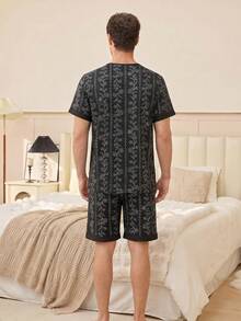 CoupledUp Bộ đồ ngủ nam tay ngắn, cổ bẻ, in họa tiết hoa tử đằng - màu đen - Xem 5