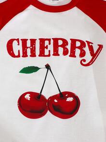 SHEIN Playful Pals 2件組少女紅色櫻桃圖案T恤與寬腿褲套裝。針織T恤飾有「CHERRY」字母與可愛櫻桃印花，袖口帶蝴蝶結裝飾。搭配同款側條紋寬腿運動長褲，打造運動甜美美式校園風。面料柔軟舒適，適合日常穿著、上學、度假、派對與節日，是春夏百搭時尚套裝。 - 紅色 - 查看 7