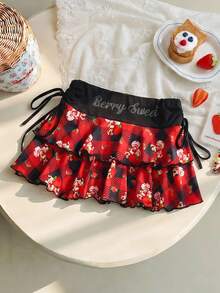 Strawberry Shortcake X SHEIN Jupe mini d'été à la mode pour femmes, avec motif à carreaux, lettres de bande dessinée et ornements de strass - Rouge - Voir 1