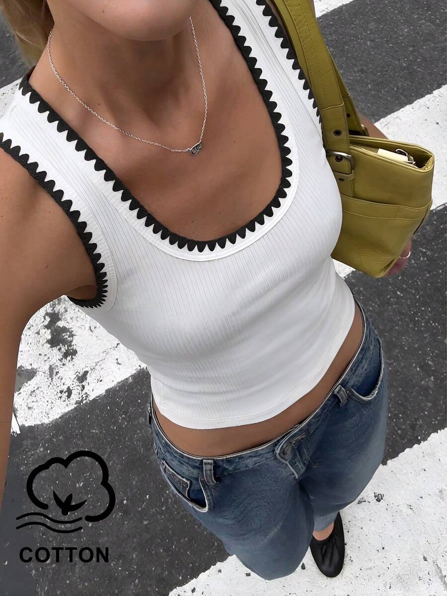 SHEIN BAE 四季女款撞色刺繡純白羅紋露肩背心,適合休閒出遊、女孩聚會、音樂節、派對穿搭,亦可作為舒適居家服白色背心,女款休閒白色背心,白色露肩背心 - 白色 - 查看 1