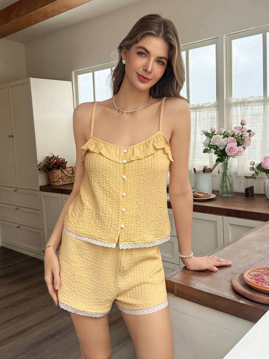 Snug Reverie Conjunto de pijama de camiseta sin mangas de encaje amarillo y pantalones cortos para mujer, ropa de estar por casa fresca y romántica - Amarillo - Ver 1