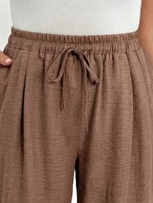 SHEIN Tall CURVE Quần short kaki dáng rộng thoải mái, dễ phối đồ dành cho nữ cỡ lớn, cạp chun, kiểu dáng tối giản, thích hợp cho hoạt động ngoài trời, dáng suông, phong cách mùa hè châu Âu, thời trang sân bay, phong cách Bohemian, nghỉ dưỡng, quần short ôm dáng, phong cách cổ điển sang trọng, quần short thoải mái, quần short rộng rãi, quần short Bermuda. - Màu Khaki - Xem 7