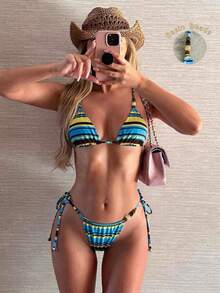 Swim SXY Conjunto de bikini sexy con bloques de color tropical, top de triángulo con estampado de rayas azul, amarillo y marrón con decoración de cuentas y espalda con lazos, con Bottom tipo cheeky a juego, adecuado para vacaciones tropicales, festivales de música, fiestas en la playa - Multicolor - Ver 1