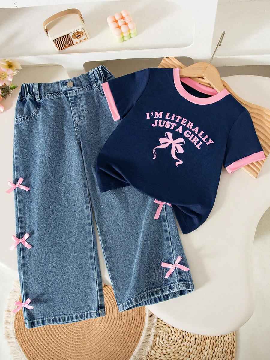 SHEIN Genkimix Kids 女童夏季新款休闲拼接领英文字母蝴蝶结印花T恤搭配松紧腰直筒牛仔裤,侧边饰有蝴蝶结,甜美套装 - 藍色 - 查看 1