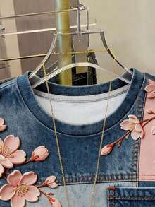 Camiseta de mujer con cuello redondo, estampado digital de flores y tachuelas - Multicolor 4 - Ver 3