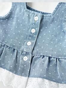 SHEIN Playful Pals 两件套婴幼儿女童休闲牛仔套装，蕾丝边饰，无袖上衣搭配松紧腰短裤，采用柔软棉质牛仔面料，适合夏季、度假、日常穿着、派对、上学等场合。 - 中等水洗藍 - 查看 3