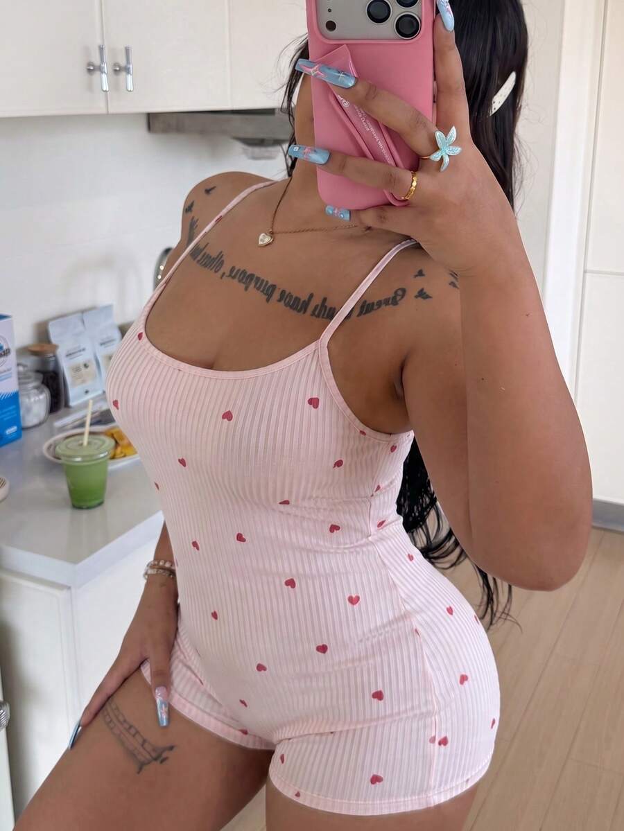 ZzzCrew Macacão pijama plus size confortável com estampa de corações, alças cruzadas nas costas e decote nas costas. - Rosa - Ver 1