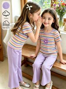 Elladie kids 两件套女童夏季彩虹条纹多巴胺新款套装，彩色条纹短袖圆领T恤搭配浅紫色罗纹喇叭裤，T恤上饰有紫色3D立体花朵图案，柔软罗纹针织面料，彩虹条纹T恤搭配淡紫色休闲裤，甜美百搭，适合可爱舒适的小女孩，简约时尚，适合日常、上学、度假、派对、海滩等场合。 - 淡紫色 - 查看 9