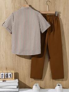 SHEIN Set de 2 piezas Estilo casual escolar para niños preadolescentes: Camisa de cuello mao gris y pantalones elásticos a rayas, adecuado para ir y venir, escuela, uso diario casual, deportes, primavera/verano - Café integral - Ver 5