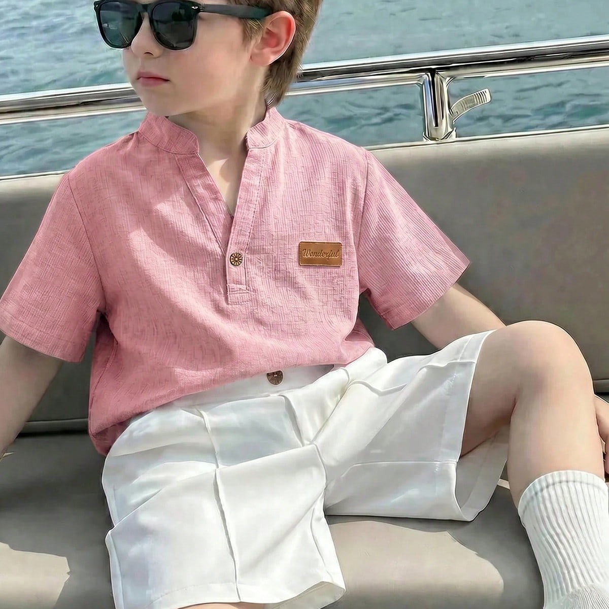 Conjunto de camisa de manga corta con cuello en V texturizada y pantalones cortos para niños pequeños, cómodo y de moda, adecuado para uso diario,