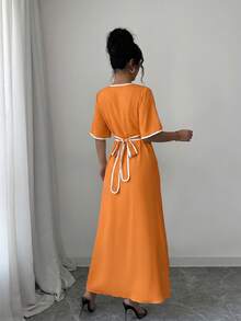 SHEIN Clasi 女士新款春夏设计杏色撞色黑色V领荷叶袖撞色系带腰身宽松撞色腰带A字开衩休闲度假优雅高品质长裙 - 橘色 - 查看 2