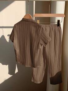SHEIN 2件套男/女婴舒适休闲日常纹理面料白色短袖衬衫和裤子套装，适合室内、室外、日常、运动、玩耍、聚会、拍照、度假、春夏穿着。 - 棕色 - 查看 2