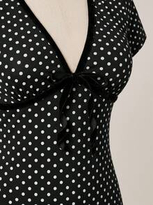 SHEIN ICON 大码复古Y2K深V领波点短袖系带A字连衣裙，适合返校、休闲、度假、夏季穿着，女士连体裤，夏日连衣裙，复古风格，波点连衣裙 - 黑與白 - 查看 8