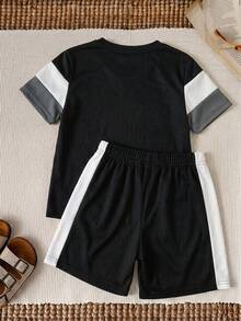 SHEIN 2件套男童休闲街头拼接舒适圆领短袖T恤和纯色针织短裤套装，适合居家、外出、海滩、春夏穿着。 - 黑色 - 查看 3
