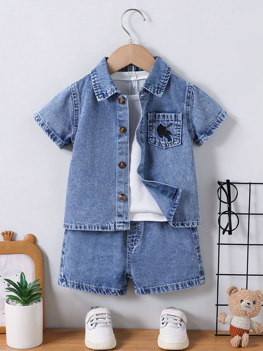 SHEIN Playful Pals 男嬰牛仔兩件套,夏季度假新系列,復古藍色,休閒舒適風格,經典翻領 + 全開襟設計方便穿脫;短袖剪裁 + 寬鬆直筒版型,左胸弧形口袋兼具實用與層次感;左胸領口騎士刺繡,可愛俏皮;寬鬆直筒短褲,不束縛,舒適棉質牛仔,適用於日常、度假、音樂節、學校、聚會、派對、通勤等。男嬰休閒牛仔兩件套 - 中等水洗藍 - 查看 1