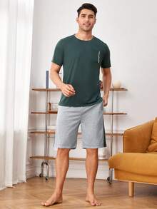 SHEIN Provexi Conjunto de pijama de camiseta de manga corta de cuello redondo y pantalones cortos de color contrastante para hombre - Verde Oliva - Ver 3