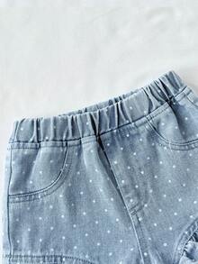 SHEIN Playful Pals 两件套婴幼儿女童休闲牛仔套装，蕾丝边饰，无袖上衣搭配松紧腰短裤，采用柔软棉质牛仔面料，适合夏季、度假、日常穿着、派对、上学等场合。 - 中等水洗藍 - 查看 8