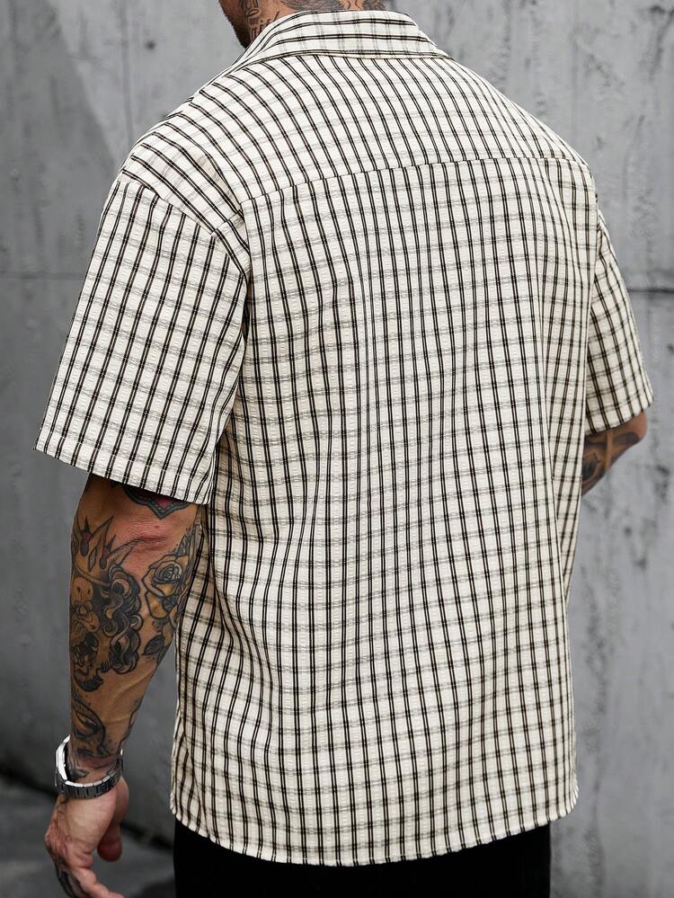 Manfinity CasualCool 男士格紋印花貼袋前扣休閒短袖襯衫 - 黑與白 - 查看 2