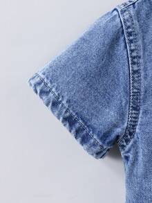 SHEIN Playful Pals 男嬰牛仔兩件套，夏季度假新系列，復古藍色，休閒舒適風格，經典翻領 + 全開襟設計方便穿脫；短袖剪裁 + 寬鬆直筒版型，左胸弧形口袋兼具實用與層次感；左胸領口騎士刺繡，可愛俏皮；寬鬆直筒短褲，不束縛，舒適棉質牛仔，適用於日常、度假、音樂節、學校、聚會、派對、通勤等。男嬰休閒牛仔兩件套 - 中等水洗藍 - 查看 6