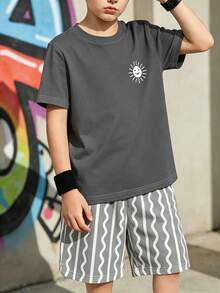 一套韩版青少年男童夏季穿搭：深灰色简约短袖上衣搭配波浪短裤，胸前俏皮的太阳印花增添街头潮流感，轻松打造清爽夏日造型 - 彩色 - 查看 6
