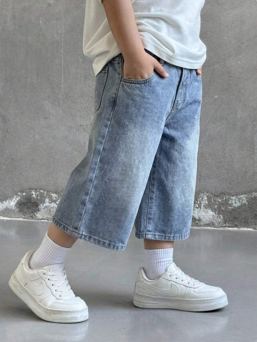 SHEIN Little Byeori Jeans cropped versatili in denim blu ampi e morbidi con tasche inclinate, stile casual e consumato, adatti per bambini, per uso quotidiano, streetwear, vacanze, feste di compleanno, spiaggia, casual, con grafica, per bambini piccoli di 4 anni, per l'estate - Blu lavato medio - Visualizzare 1