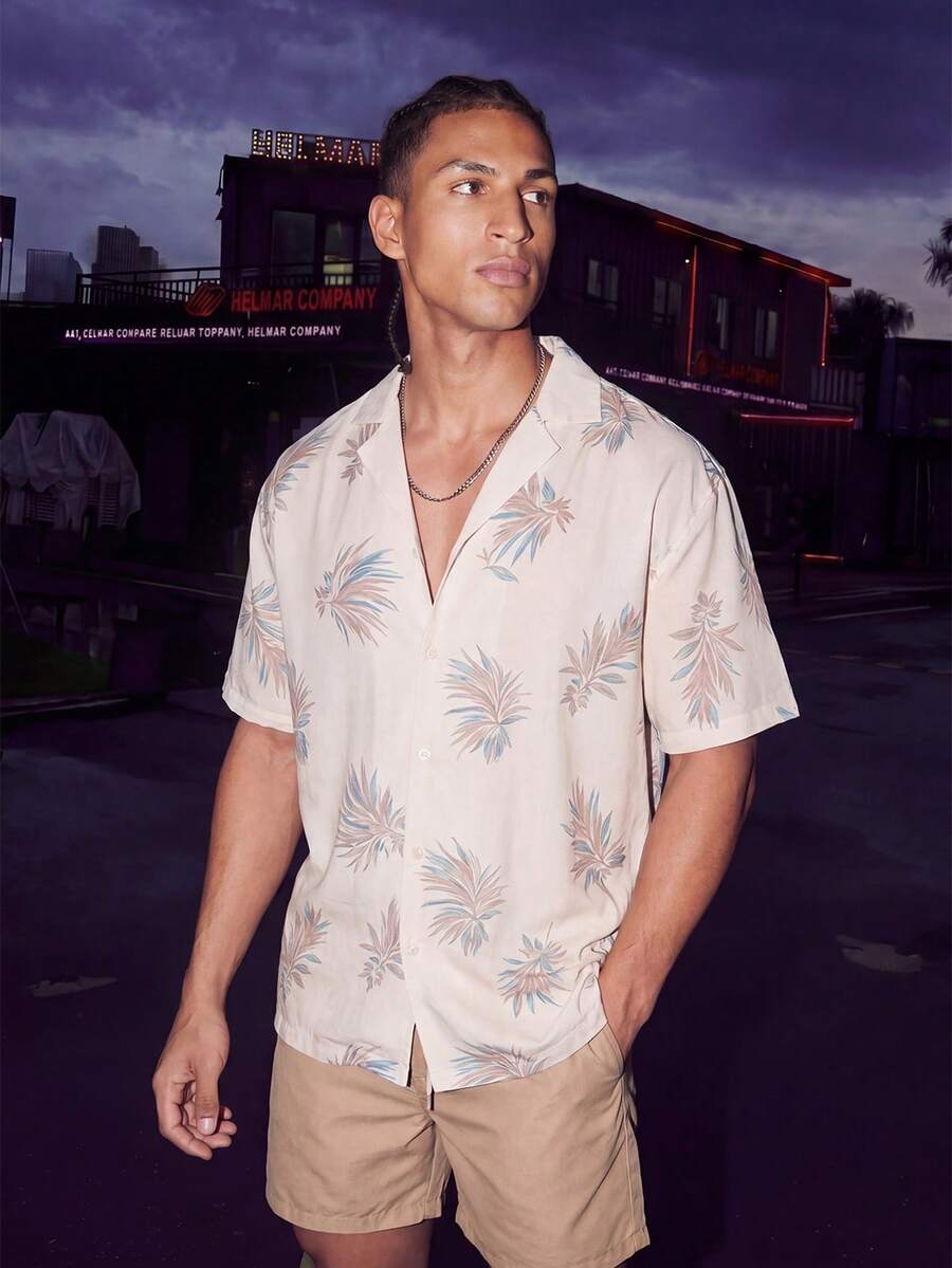 Manfinity Chillmode Setelan Pantai Pria: Atasan Lengan Pendek Putih Motif Bunga dan Celana Pendek Polos - Khaki - View 1