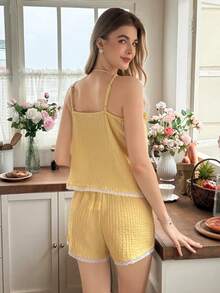 Snug Reverie Conjunto de pijama de camiseta sin mangas de encaje amarillo y pantalones cortos para mujer, ropa de estar por casa fresca y romántica - Amarillo - Ver 2