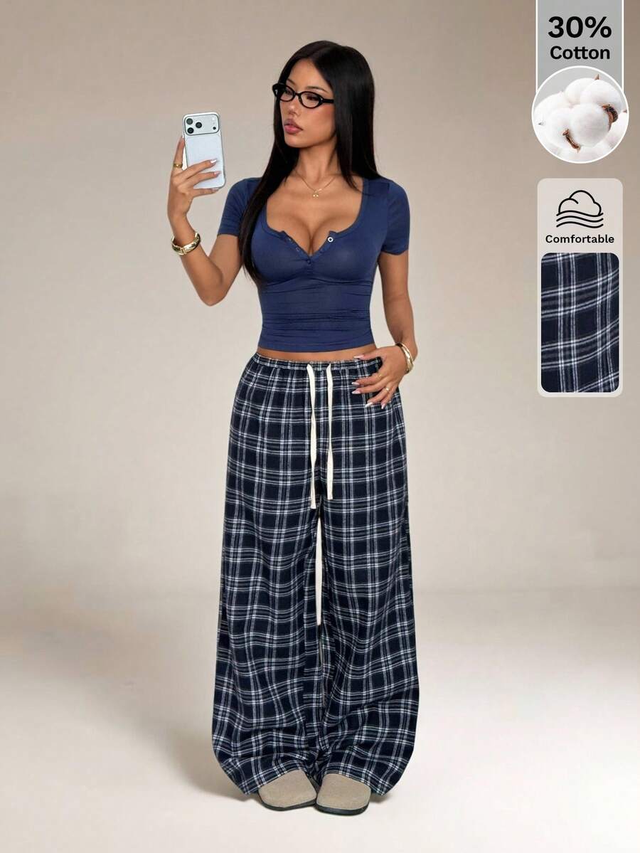 SHEIN PETITE Bộ đồ nữ gồm áo tay ngắn cổ tròn màu trơn và quần ống rộng kẻ caro có dây rút, kiểu dáng thường ngày, thích hợp mặc đi nghỉ mát hoặc ở nhà, hoặc các dịp khác như đi làm, làm việc tại nhà. - Màu xanh hải quân - Xem 1
