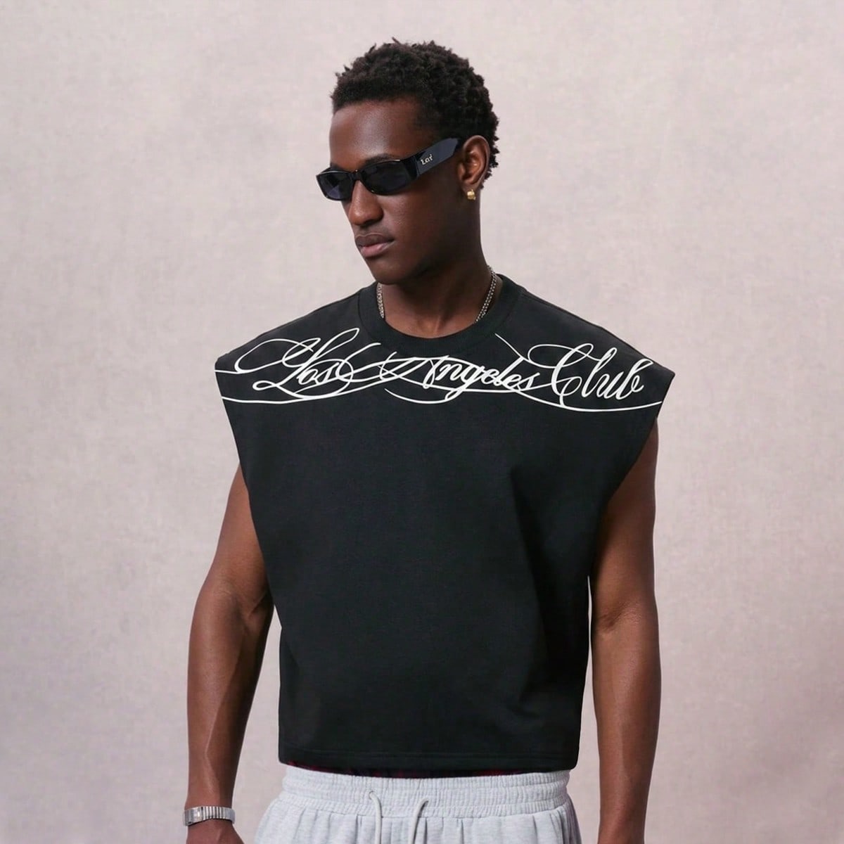 Camiseta de tirantes ajustada con estampado de letras para hombres, de tela cómoda, adecuada para primavera/verano, uso diario, vacaciones, viajes y