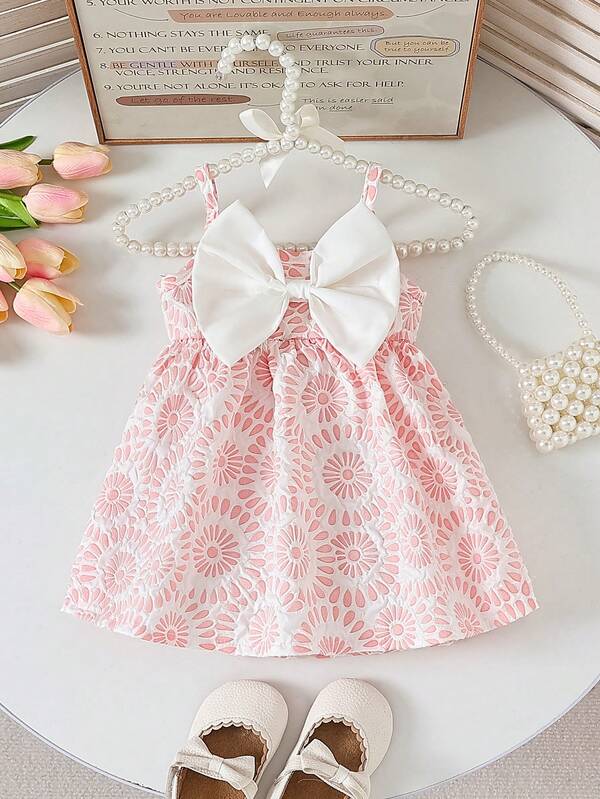 SHEIN 1 chiếc đầm không tay màu hồng nhạt họa tiết hoa trắng, kiểu dáng thời trang, thanh lịch, dễ thương, tươi tắn, ngọt ngào, giản dị, tối giản cho bé gái, chất liệu vải jacquard mềm mại, trang trí hình bướm 3D, hàng mới về mùa xuân/hè, thích hợp cho tiệc sinh nhật, mặc hàng ngày, đi nghỉ mát và dã ngoại.