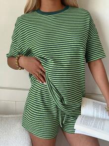 SHEIN EZwear 女款綠色條紋印花圓領短袖T恤與短褲休閒兩件套 - 綠色 - 查看 6