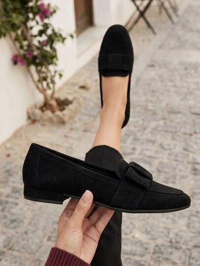 Flats Mocasín mujer, diferentes colores, acabado charol brillante, detalle de moño, diseño clásico y elegante, calzado plano, comodidad, ideal para uso diario, material sintético de calidad, suela resistente, interior suave, estilo femenino, zapato casual, fácil de combinar, opción para regalo, catálogo zapatería, complemento de vestuario, zapato de vestir, moda femenina.