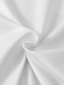 SHEIN 1 bộ đồ mặc nhà phong cách cho bé trai tuổi teen, gồm áo cổ tròn tay ngắn và quần short đồng bộ. Bộ đồ mùa hè này có họa tiết bóng đá văng màu xám heather, trắng và đen cùng đồ họa chữ. Được làm từ chất liệu mịn và vải mềm, phù hợp mặc thường ngày thoải mái và làm đồ ngủ dễ chịu. - Đen và trắng - Xem 4