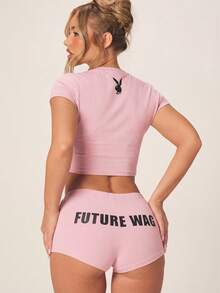 Missguided x Playboy Future Wag 口號短版上衣與屁股短褲套裝，Logo 印花粉色吊帶背心，節慶居家休閒風，2026 世界盃運動賽事街頭風球衣 - 粉色 - 查看 3
