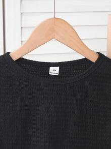 SHEIN Tween女孩黑色紋理無袖背心短褲兩件套休閒穿搭，親膚波浪面料，圓領修身短版上衣搭配高腰直筒短褲，簡約純色通勤舒適百搭日常出遊慵懶穿搭必備 - 黑色 - 查看 3