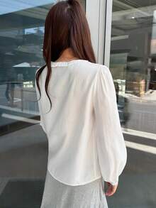 K-Vae Blus Wanita Gaya Korea Kasual Dasar Longgar Sehari-hari Serbaguna Model Golf dengan Ruffle, Leher V, Lengan Berlipat, Warna Polos, Cocok untuk Hari Guru, Putih, dan Musim Gugur - Putih - View 2