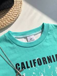 小男孩紮染「CALIFORNIA」黑色字母柔軟針織印花圓領短袖T恤，搭配彈性腰黑色針織短褲配白色蝴蝶結裝飾，極簡百搭，適合4Y-7Y，紮染元素，英文字母 - 彩色 - 查看 9
