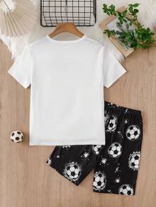 SHEIN 1 bộ đồ mặc nhà phong cách cho bé trai tuổi teen, gồm áo cổ tròn tay ngắn và quần short đồng bộ. Bộ đồ mùa hè này có họa tiết bóng đá văng màu xám heather, trắng và đen cùng đồ họa chữ. Được làm từ chất liệu mịn và vải mềm, phù hợp mặc thường ngày thoải mái và làm đồ ngủ dễ chịu. - Đen và trắng - Xem 2