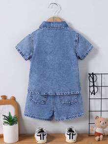 SHEIN Playful Pals 男嬰牛仔兩件套，夏季度假新系列，復古藍色，休閒舒適風格，經典翻領 + 全開襟設計方便穿脫；短袖剪裁 + 寬鬆直筒版型，左胸弧形口袋兼具實用與層次感；左胸領口騎士刺繡，可愛俏皮；寬鬆直筒短褲，不束縛，舒適棉質牛仔，適用於日常、度假、音樂節、學校、聚會、派對、通勤等。男嬰休閒牛仔兩件套 - 中等水洗藍 - 查看 2