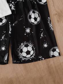 SHEIN 1 bộ đồ mặc nhà phong cách cho bé trai tuổi teen, gồm áo cổ tròn tay ngắn và quần short đồng bộ. Bộ đồ mùa hè này có họa tiết bóng đá văng màu xám heather, trắng và đen cùng đồ họa chữ. Được làm từ chất liệu mịn và vải mềm, phù hợp mặc thường ngày thoải mái và làm đồ ngủ dễ chịu. - Đen và trắng - Xem 7
