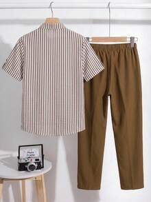 SHEIN Set de 2 piezas Estilo casual escolar para niños preadolescentes: Camisa de cuello mao gris y pantalones elásticos a rayas, adecuado para ir y venir, escuela, uso diario casual, deportes, primavera/verano - Café integral - Ver 2
