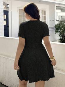 SHEIN EZwear 加大码黑色纹理前抽绳短袖休闲连衣裙，夏季 - 黑色 - 查看 2