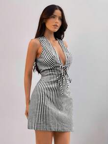 SHEIN SXY 女款黑白條紋深V領無袖抽繩腰身休閒迷你夏日洋裝 - 黑與白 - 查看 3