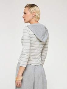 COUREZ Langarm leichte Kapuzenjacke in Streifenoptik/Y2K Sommer Outfits für Frauen, graue Oberteile für Ausgeh-Outfits, Langarm Oberteile, Casual Outfits, gestreifte Oberteile, süße Oberteile, Party Outfits, Festival Oberteile, Sommerkleidung, Festival Outfits, Frühjahrs Outfits für Frauen - Grau - Übersicht 3